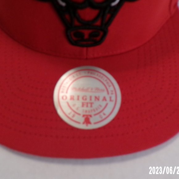 CHICAGO BULLS MITCHELL & NESS ( NBA ) RED ADJUSTABLE SNAPBACK CAP HAT - Picture 6 of 11